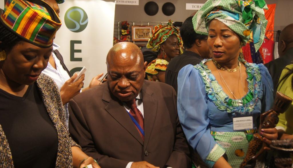 Jean-Marie Adoua, ambassadeur, visitant le Stand Pavillon Congo des festivités de l’édition 2016 de la Semaine africaine