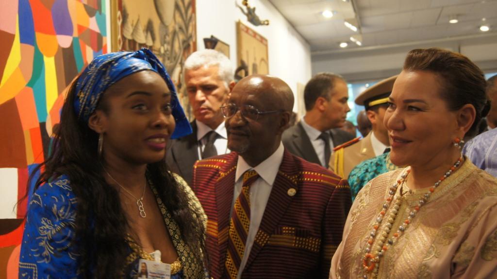 L'artiste-peintre Vanessa Agnagna présentant ses tableaux à la Princesse Lalla Hasnaa, marraine des festivités de l’édition 2016 de la Semaine africaine