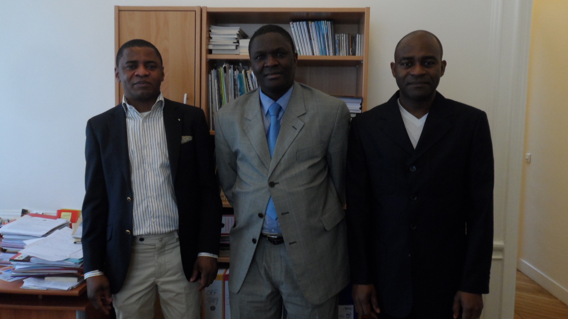 Franck Cana, Président de CE2A et Yvon Mougani, Secrétaire-adjoint, chargé de la communication, en compagnie du Conseiller culturel, André Ludovic Ngouaka-Tsoumou