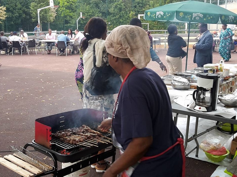 Décor en plein air de la Guinguette Africaine sur le plateau Mont Valérien de Suresnes près de Paris 