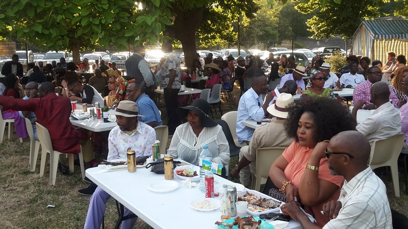 Guinguette africaine de Suresnes vue partielle de l'esplanade du Mont-Valérien