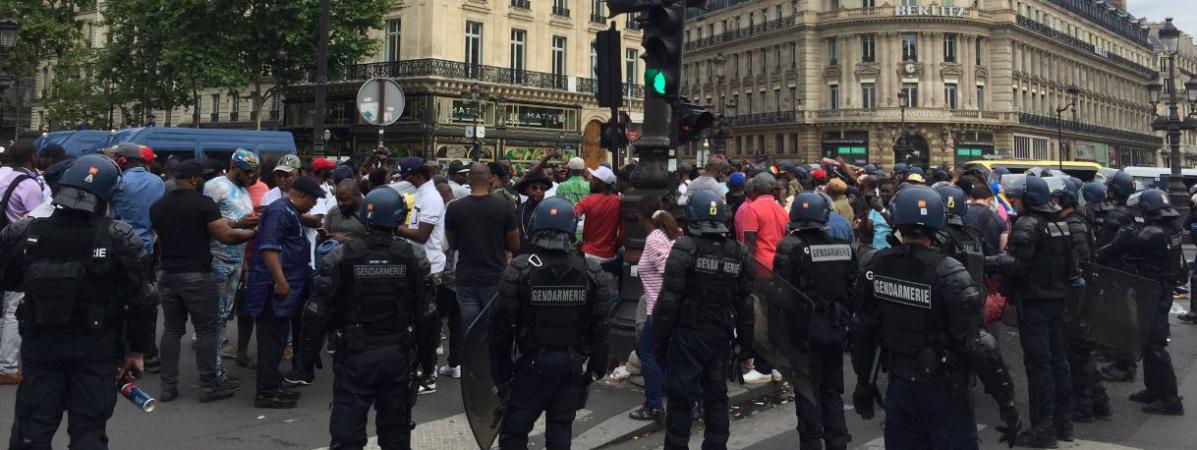 Concert annulé du chanteur Héritier Watanabe à Paris Olympia ici manifestants près de la salle de spectacle