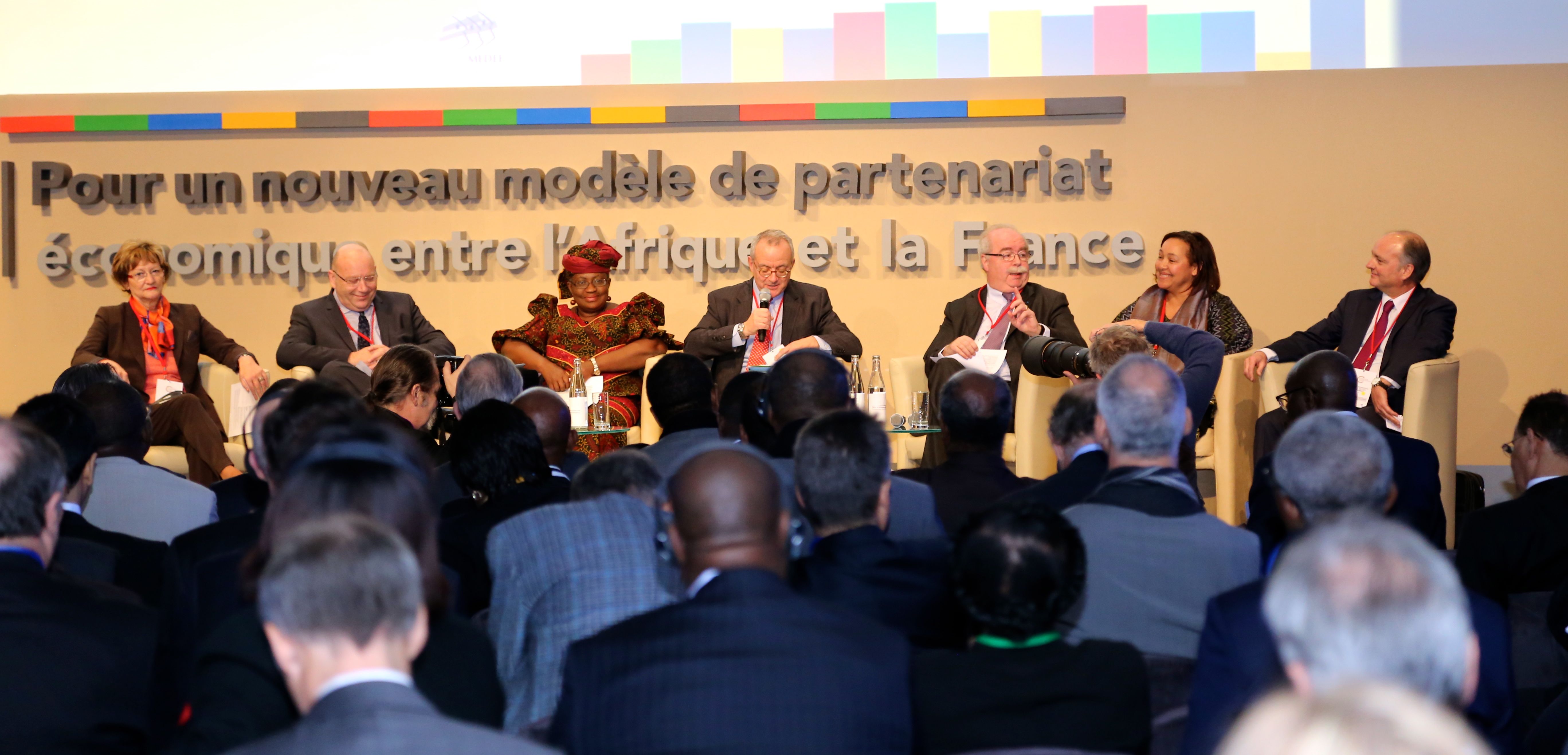 Le PDG de Total, Christophe de Margerie, le directeur général de Tractebel Engineering, une filiale de GDF Suez, le directeur général de 2iE au Burkina Faso, Paul Ginies, la directrice associée de Mkoba Fund LLC en Tanzanie, Frannie Léautier, la fondatrice et présidente de Vigeo, Nicole Notat, et la ministre nigériane des Finances, Ngozi Okonjo-Iweala, 