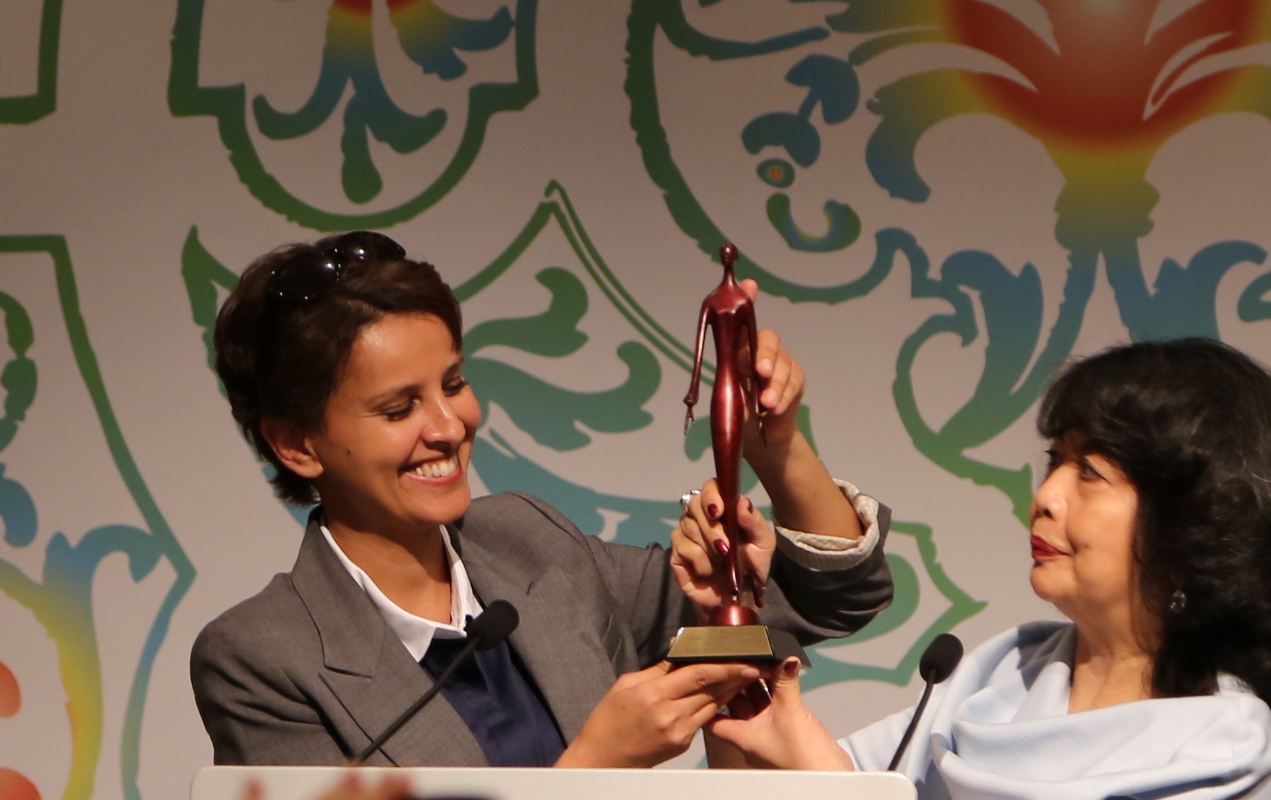 Najat Vallaud Belkacem, ministre française du droit des femmes, reçoit un cadeau d'Irene Natividad, présidente du Sommet mondial des femmes (Global Summit of women) ©Adiac