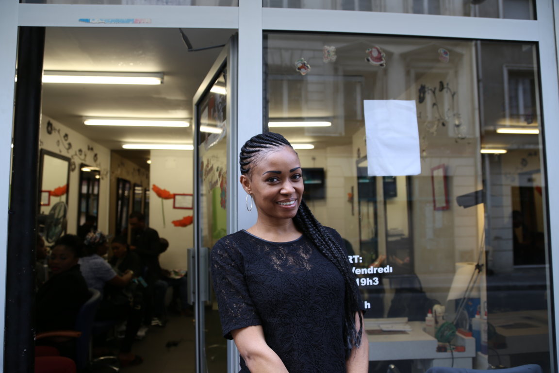 Marie Rims devant son salon de coiffure (crédits Adiac)