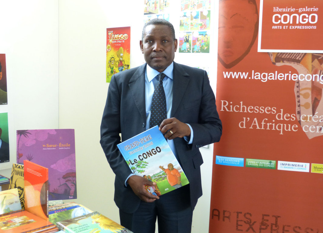 Joachim Mondavo, représentant de la Délégation congolaise auprès de l'UNESCO dans le stand de la Librairie Galerie Congo