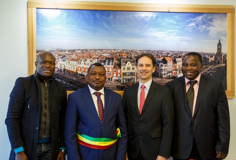 Jean Marie Nzinga Ondemba, maire de Mfilou NGamaba et son homologue de la ville de Lens à l'issue de la signature de la convention de jumelage à Lens