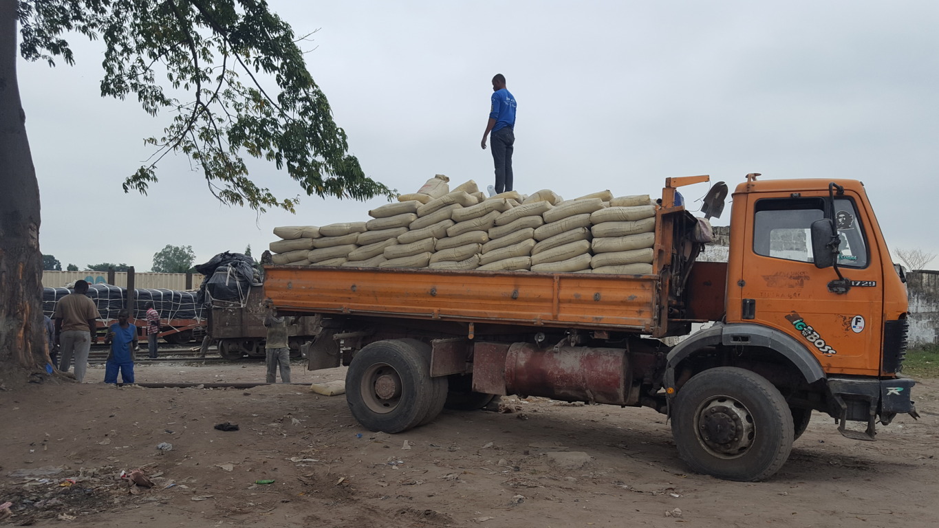 Camion chargé de sacs de ciment par les manutentionnaires du Petit triage à Mpila Brazzaville