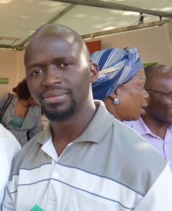 Le poète burundais Thierry Manirambona, sur le stand Livres et auteurs du Bassin du Congo lors du 32ème Marché de la poésie à  Paris ©Adiac