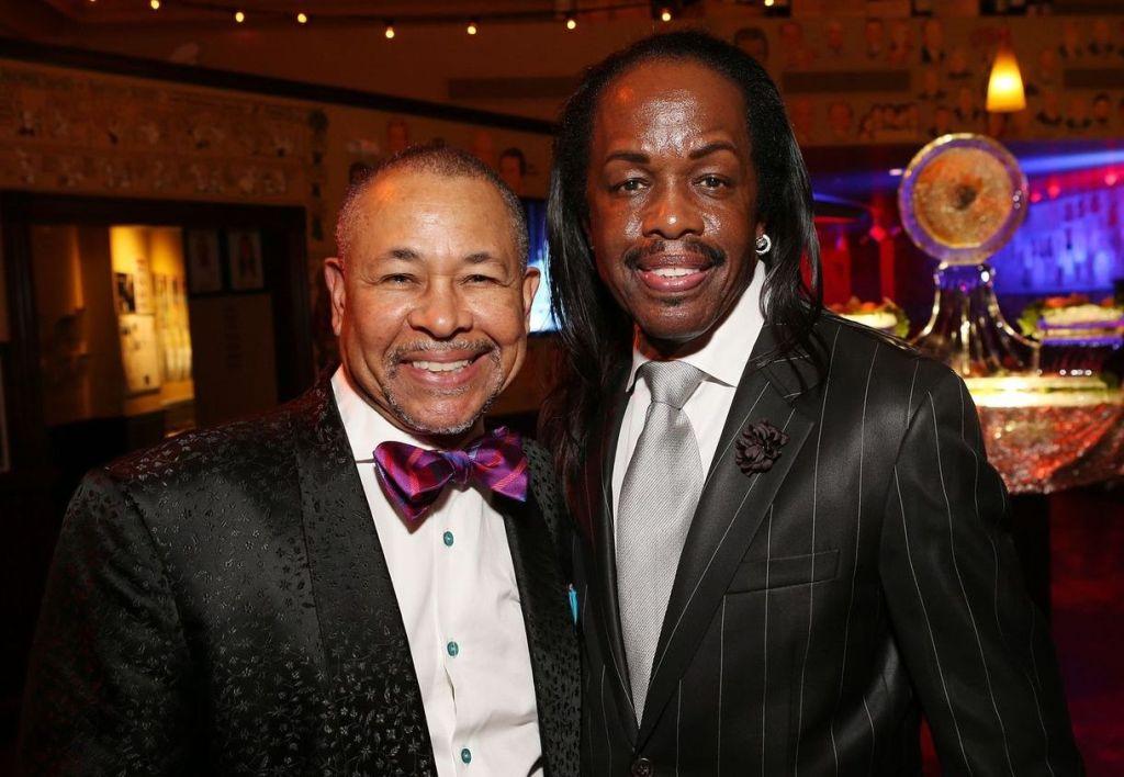 Maurice White à gauche et Verdine White du Groupe EARTH-WIND & FIRE