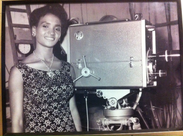 Marie-Josée Mathey dans la salle de régie, prête à passer à l'antenne