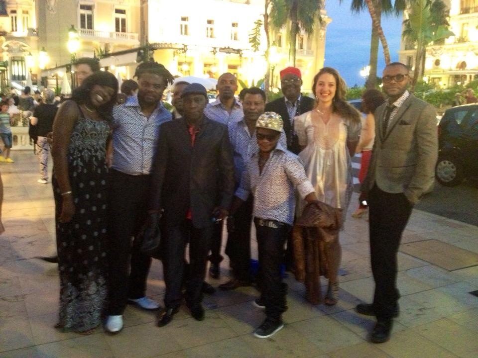 Le groupe Black Bazar au complet devant le Casino de Monte-Carlo avant leur prestation avec Hawa de Les Ambianceuses et Caroline Blache-Mabanckou leur manager.