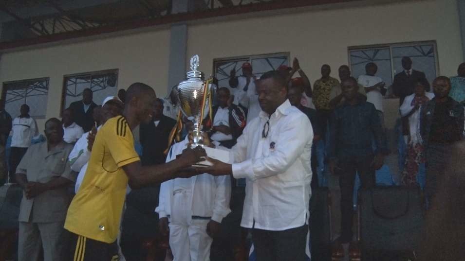 Remise de la coupe à Diables noirs