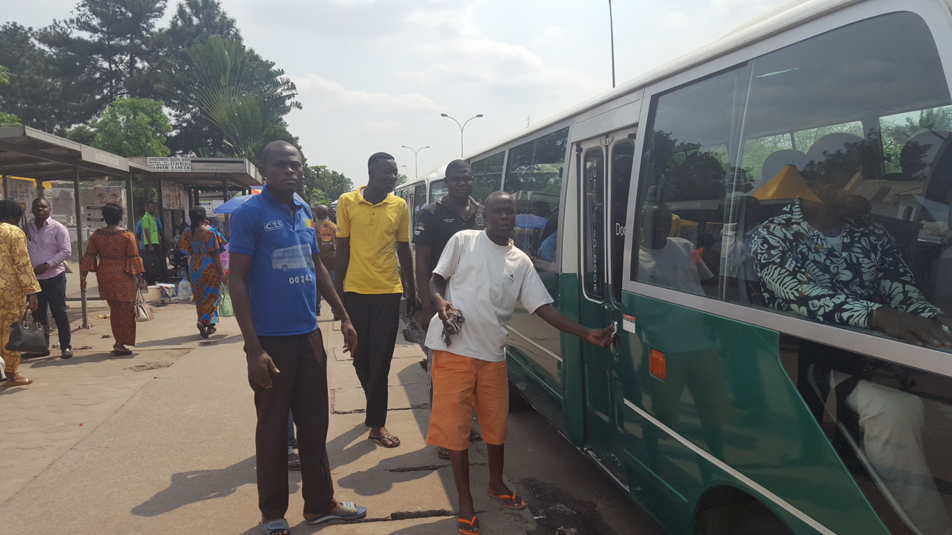 Chargeurs de minibus à l'arrêt du CCF