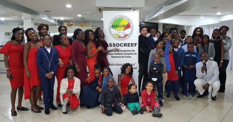 Photo de groupe des enfants des membres de l'ASSOCREEF autour de Guy Francis Tsiehela et du couple Dogan Colak, propriétaire du Palais 91 mis à disposition de l'association gracieusement