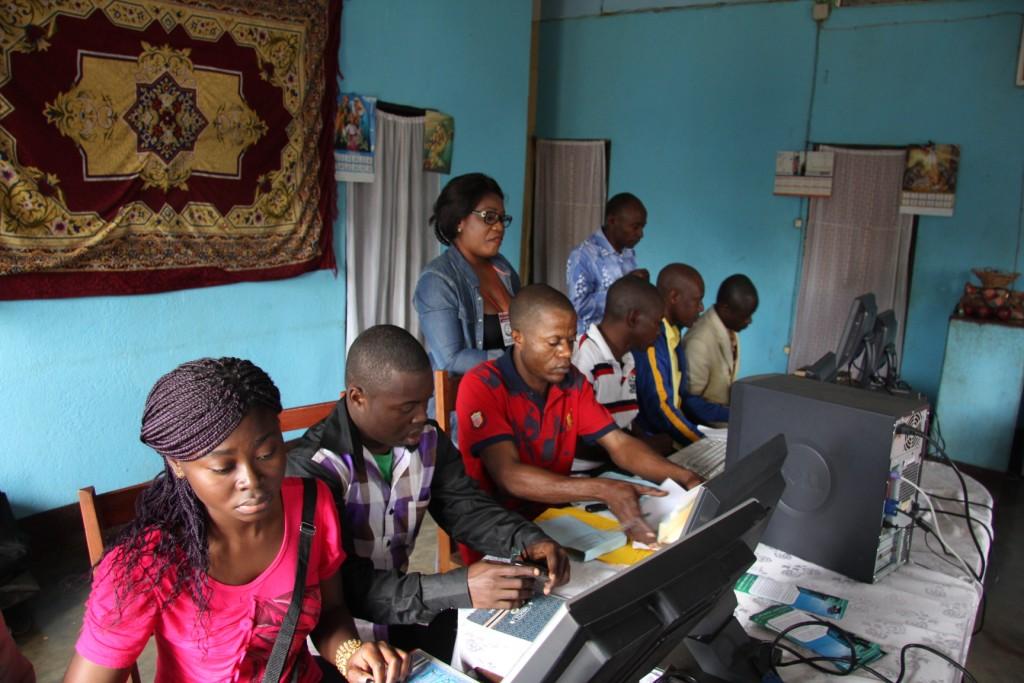 Séance d'initiation informatique dans la salle numérique municipale de Zanaga