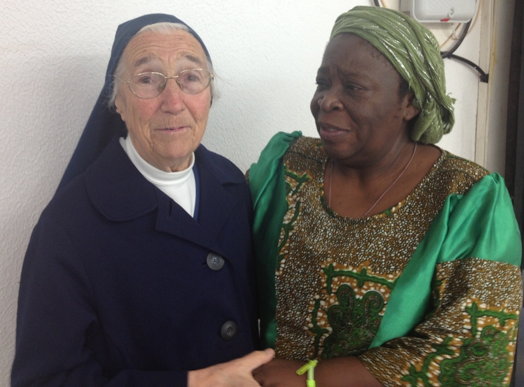 Soeur Marie Thérèse de la la Maison d’Enfants Notre-Dame-de-Nazareth à Brazzaville et Sœur Marguerite de l'Ecole Spéciale au Congo lors du vernissage de l'exposition solidaire du 10 octobre dans les ateliers de Yann Arthuis-Bertrand