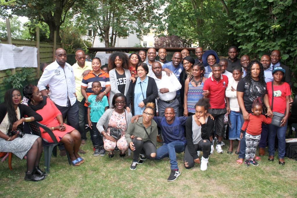 Photo de groupe autour du groupe Ndima à Vigneux-sur-seine lors de la tournée estivale 2016