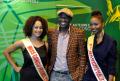 Même avec Miss Congo-France et sa première dauphine, Alain Mabanckou termine sur la première marche du podium (crédits photo adiac) 