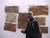 Meni Mbugha présentant les réalisations pygmées en écorces battues