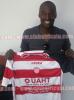 Recruté par le Club africain de Tunis, Matt Moussilou pose avec son nouveau maillot, lors de sa présentation aux médias tunisiens.