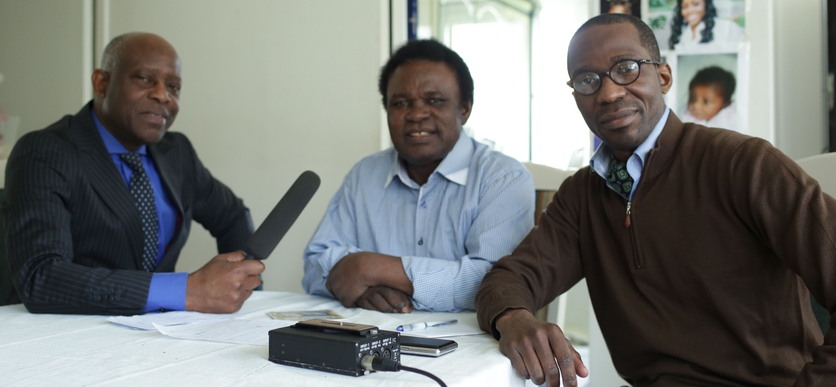 Le Prince Youlou Mabiala dans son domicile au Sud de Paris entouré des journalistes Dépêches de Brazzaville et Télécongo